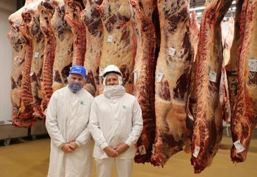 Guillaume Perdriel, directeur d'Elvea Normandie et Sébastien Groschêne, directeur d'EVA Saint-Pierre-en-Auge, lors de la visite du site. Tous deux sont aussi impliqués dans la pédagogie et la formation "saisies en abattoir", telle qu'elle a pu avoir lieu le 5 mars, à destination des éleveurs. 