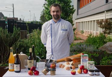 Julien Levergneux, le jour du concours sur le thème des œufs, au lycée Paul-Cornu de Lisieux en 2022.