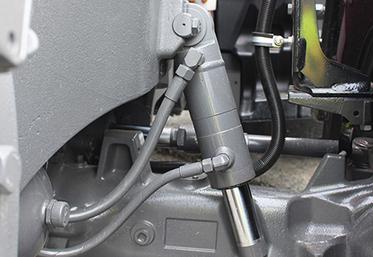 Des vérins facilement accessibles assurent la suspension avant.