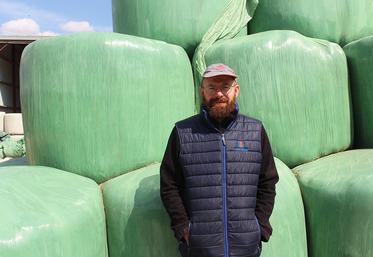 Corentin Pelletier et son père font appel à l’entreprise pour de l’enrubannage d’herbe et de luzerne, soit entre 350 et 400 ballots par an.