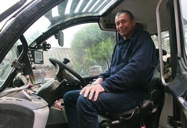 Emmanuel Bovyn travaille confortablement et en sécurité, il est satisfait du débit de chantier.