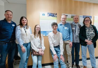 Les quatre étudiants en BTSA Acse, accompagnés de l'éleveur et de deux de leurs professeurs.