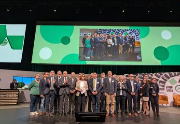 Sylvie Le Dilly entourée des membres du conseil d'administration de Groupama Centre Manche.