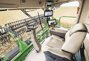 Tout comme le modèle X9, les moissonneuses-batteuses John Deere des séries S et T, sont équipées d’une nouvelle cabine davantage dotée de technologies embarquées pour un meilleur confort d’utilisation  et plus de performance.