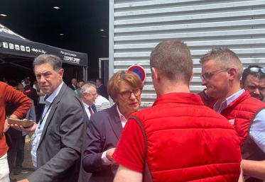 À l'issue du congrès, Annie Genevard s'entretient avec le président de JA Manche, Luc Chardine, et le secrétaire général de JA Manche, Étienne Cousin.