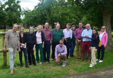 La délégation d'agriculteurs américains découvre la diversité des productions agricoles du département. Ici à la Ferme du Pays à Pissy-Pôville chez Arnold Puech d'Alissac.