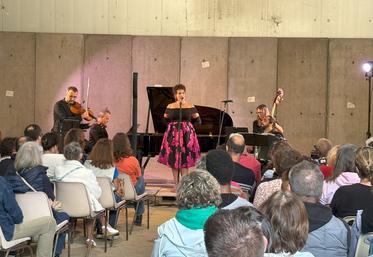 Dans le bâtiment à pommes de terre de la Ferme de Bonnetôt, près de 200 personnes sont venues écouter le répertoire de l'ensemble Contraste composé de Sarah Laulon, chanteuse lyrique, Remy Poulakis, accordéon et chanteur lyrique, Arnaud Thorette, violon, Alix Merckx, contrebasse, Johan Farjot, piano. 