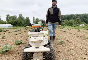 Maxime Dupont a été séduit par le robot Oz, que lui a présenté son concessionnaire local il y a deux ans.