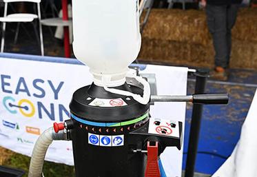 Mis au point conjointement par les firmes phytosanitaires et les constructeurs, le système de transfert fermé Easyconnect devrait se généraliser progressivement.