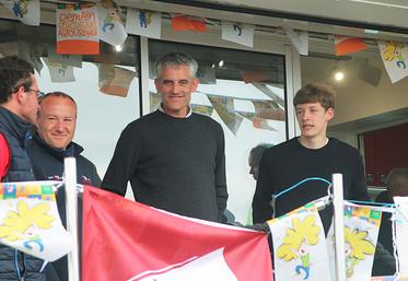 Damien (au centre) et Paul (à droite) Cornier, père et fils, sont montés ensemble sur le podium de Terres de Jim.