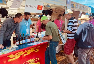 Chaque région dispose d’un stand, mais toutes se retrouvent dans un espace commun, façon Salon de l’agriculture en miniature, où l’on passe d’un terroir à l’autre en quelques pas.