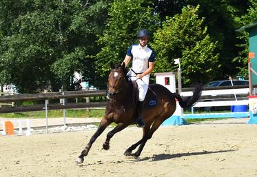 Teddy Prud’homme élève une vingtaine de chevaux sur une ancienne ferme qu’il rénove. Le jeune homme pratique l’équitation depuis de nombreuses années.