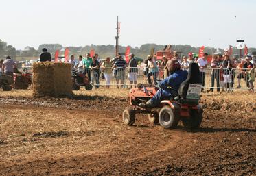 Gare à votre gazon, le garden cross arrive avec une vingtaine de tracteurs-tondeuses en piste. Les concurrents vont venir là aussi de toute la France.