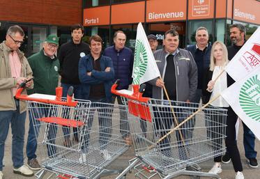 Une quinzaine de membres du CA se sont regroupés à la Zac de Mont-Saint-Aignan pour examiner l'origine des produits.