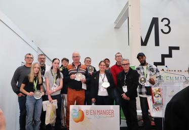 "Les chefs ont plaisir à faire des concours, à se retrouver. BMN, c'est aussi une journée où l'on échange, l'on partage sur son quotidien. Ils ont l'amour du fait maison et de la valorisation des produits locaux. C'est un moyen pour eux de l'exprimer auprès de leurs employeurs. Grâce à BMN, ils font savoir ce qu'ils font au quotidien", constate Sarah Lesnard des Chambres. Chaque participant s'est vu remettre un livre dans lequel figurent toutes les créations produites lors du concours 2025. Un b...