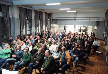 À l'initiative de la FNSEA 76 et de JA 76, plus d'une centaine de personnes se sont massées dans la salle de la mairie de Tôtes, jeudi 23 octobre, pour en savoir plus sur la situation sanitaire.