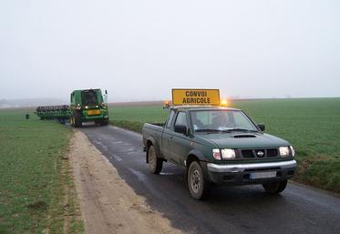 Les convois agricoles de catégorie B sont dans l’obligation d’être équipés d’un panneau “convoi agricole” à l’avant et à l’arrière, mais aussi d’être précédés d’un véhicule d’accompagnement.