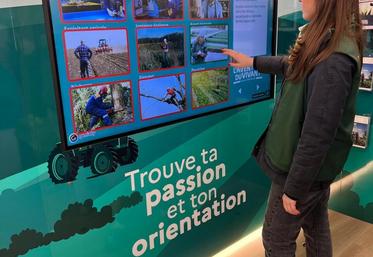 Des écrans interactifs pour trouver son orientation.
