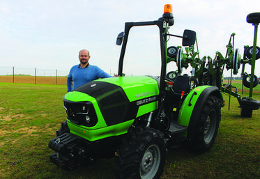 Henri Taveau, concessionnaire Deutz-Fahr dans l’Oise, présente le 5080 DF, tracteur arceaux de 80 chevaux qui a toute sa place dans la cour des fermes.