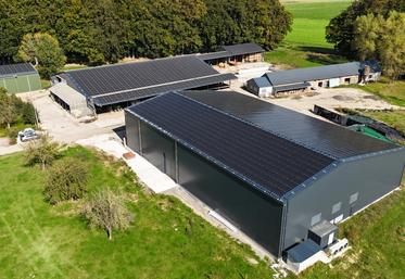 Visite de l'exploitation de Régis Guillemard qui s'est rapproché du Crédit Agricole Energies pour monter son projet de centrale photovoltaïque. 