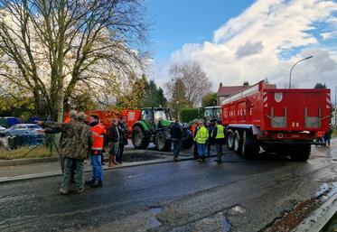 Échange entre les agriculteurs, les conducteurs de travaux et la municipalité sur la nécessité de prendre en compte la circulation des engins agricoles.