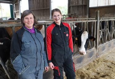 Céline Hérault (à gauche) et sa fille, devant les 100 vaches laitières que compte l’exploitation.