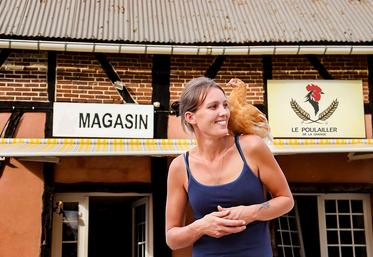 Chloé Godefroy-Lemelle et son mari élèvent 6 000 volailles à l’année.