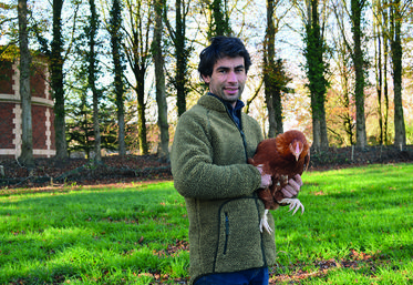 Arthur Anquetil, installé avec son père Laurent à Bréauté, proposent leurs Volailles du Prieuré dans de nombreux points de vente, restaurants, comme au magasin de la ferme.