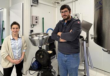 Mélanie Kerjan transforme le lait bio des jersiaises de Sébastien Cabot en yaourts, skyr et beurres artisanaux, vendus aux restaurateurs, sur les marchés et dans des enseignes spécialisées en produits locaux.