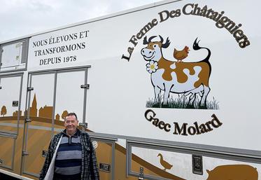 Samuel Molard devant le nouveau camion de marché de la famille, véritable boutique ambulante qui répond bien aux besoins des producteurs vendeurs.