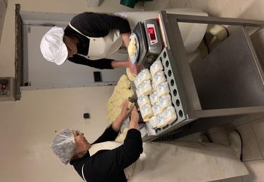 Sophie (à g.) et Marie-Paule, salariées, sont à la transformation et à la vente.