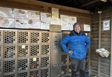 Pierre Verhalle devant le premier distributeur de légumes situés à l’entrée de la ferme.