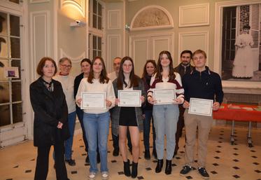 Les Bac pro CGEA avec leur professeur de français, Nathalie Gilot.