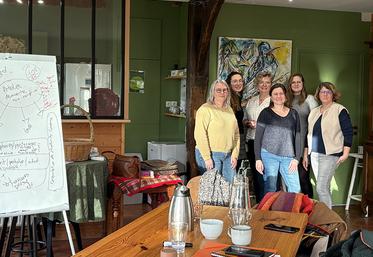 Marjorie Lambert (au centre), entourée de Anne, Fanny, Claire, Nadine et Céline, toutes venues travailler au Nichoir à la création de leur micro-entreprise.