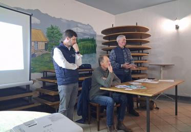 En tribune, Stanislas de Beaudrap, directeur de région approvisionnement lait chez Lactalis, Christophe Jourdain, président de l'APLHN, et Manuel Gavelle, président de l'UPLBP.