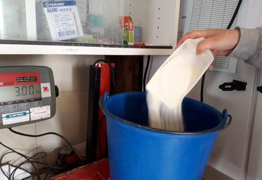 La quantité d'aliment d'allaitement ajoutée est pesée ou bien étalonnée avec un ustensile.