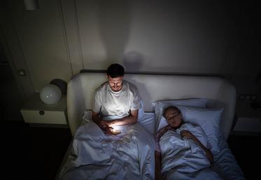 Le système nerveux doit recevoir des signaux corporels très clairs, pour lui faire comprendre que la journée est terminée, qu'il n'y a plus rien à gérer. Les écrans sont quant à eux à proscrire.