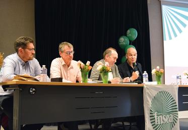 Sans détour, Arnaud Rousseau, président de la FNSEA, a abordé tous les sujets, répondant aux questions posées par les présidents de SEA et les adhérents présents. De g. à d pour la FNSEA 76 : Stéphane Donckele, secrétaire général, Jocelyn Pesqueux, trésorier, et Bruno Ledru, président.