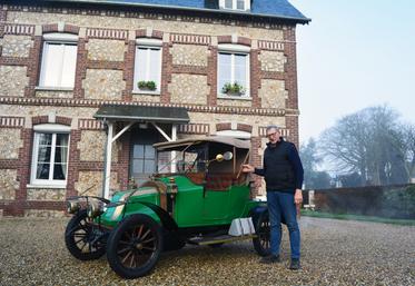 Rémy Varin et sa Renault de 1913 : ici, pas de plastique ni d'électronique. Chaque courbe de la carrosserie verte de la Renault et chaque pièce de laiton ont été façonnées ou restaurées à la main, respectant scrupuleusement les plans d'origine.
