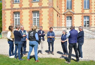 Visite de l'exploitation et de la cidrerie du lycée agricole du Pays de Bray à Brémontier-Merval. Gilles Collombet-Goudon, directeur de l'exploitation, accompagné de Frédéric Foiry, proviseur du lycée, ont conduit la visite. 