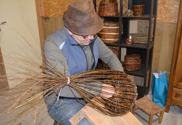 Dans son atelier, Raynald Delattre travaille sur une sellette de vannier (établi de genoux) qu'il a lui-même perfectionnée pour faire pivoter ses pièces. 