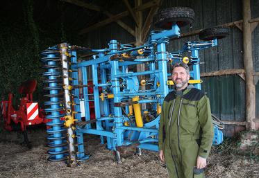 Jérémie Fleury, président de la Cuma du Bosmelet : « le fissurateur fait le boulot des vers de terre. Peut-être que dans dix ans, lorsqu’on aura retrouvé une population de vers de terre suffisante, on ne s’en servira plus. C’est notre but. Mais pour le moment, on ne peut pas faire sans. » 