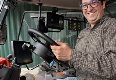 François Paquin fait partie des agriculteurs qui se sont montrés intéressés pour rejoindre le réseau Centipède RTK. Pose du volant électrique et de la console.