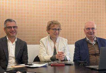 Pascal Lheureux (à droite), président du Crédit Agricole Normandie-Seine, a rappelé le modèle mutualiste de l'établissement le 29 avril à Rouen : «  nous sommes une société de personnes et non une société de capitaux. Ici on parle des hommes et des femmes, 700 000 clients haut-normands, une universalité de clients et de services. Nous avons deux préoccupations : la création de valeur et le partage des valeurs  ».