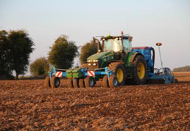 Sur route comme aux champs, la conduite des engins agricoles et forestiers est encadrée par deux législations : le Code de la route et le Code du travail...