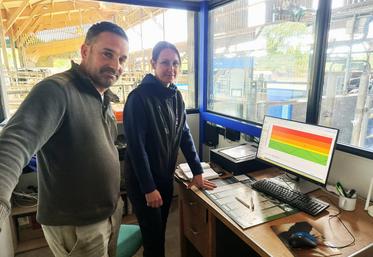 Christophe Augereau et Caroline Drapier consultent sur l'ordinateur du bureau les relevés d'ITH transmis en continu par les capteurs ZenCow installés dans le bâtiment.