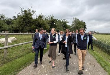 Pour Annie Genevard, l'exploitation familiale de polyculture élevage est un gage de pérennité pour une entreprise agricole normande. La ministre a visité l'exploitation de la Scea de la Ferme du Pays en compagnie de la famille Puech d'Alissac.