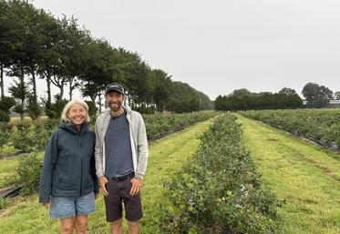 Victor et sa mère Élisabeth Leforestier, sont prêts à accueillir les gourmands de myrtilles durant tout l'été. N'oubliez pas d'amener vos seaux !