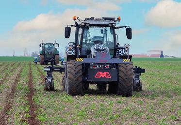 Le travail en jumeau permet à l'agriculteur de conserver une surveillance directe sur le tracteur autonome.