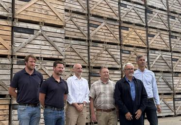 Agriculteur dans l'Eure, Florent Loobuyck (à gauche) teste le service xarvio® Healthy Fields, déployé par sa coopérative NatUp, qui lui garantit un bon état sanitaire de ses parcelles de blé tendre. Sont également présents ce 23 juillet chz lui : Raphaêl Quetier (ATE NatUp), François Johnston, Sébastien Pirart, Éric Martineau et Laurent Lemarchand (directeur général de NatUp).